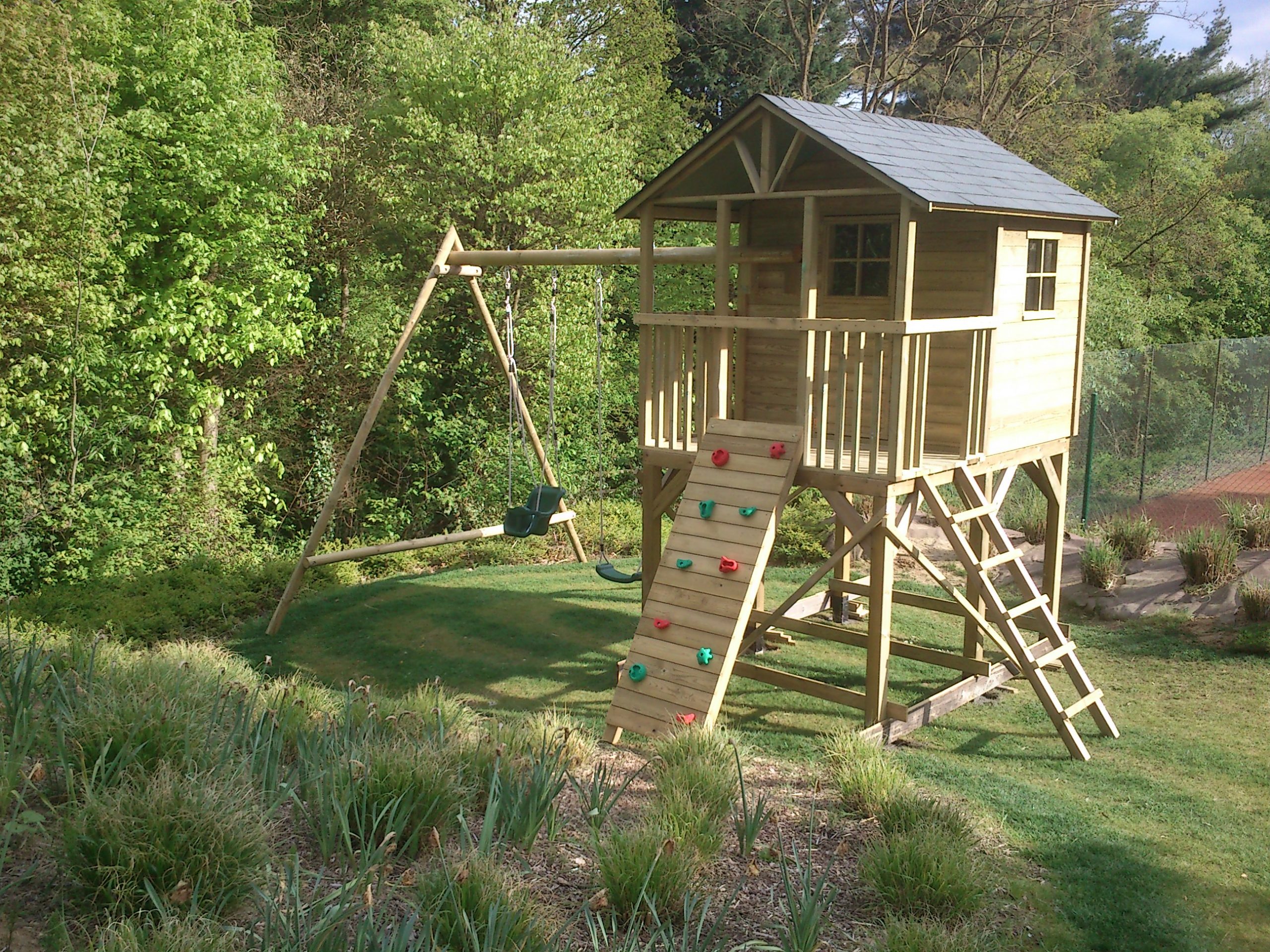 La cabane en bois pour enfant – au coeur de votre aire de jeux extérieure